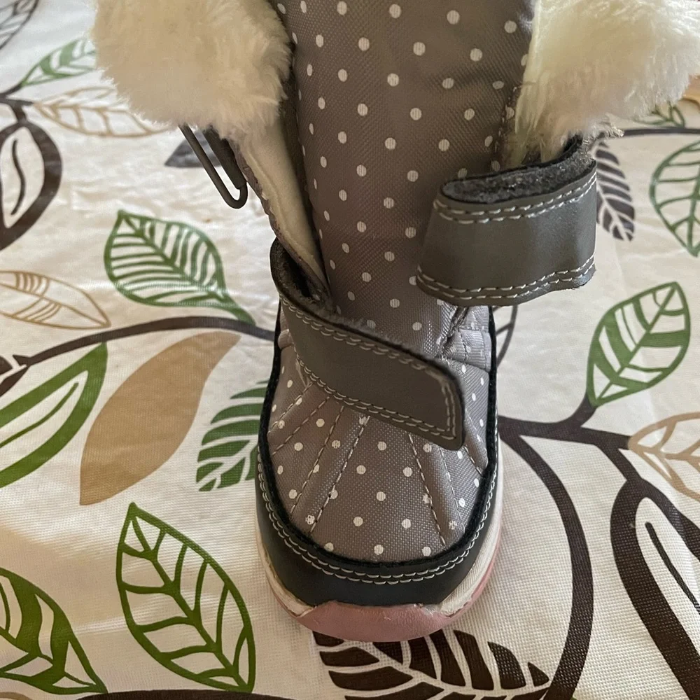Carter’s Polka‎ Dot Snow Boots, kids size 7